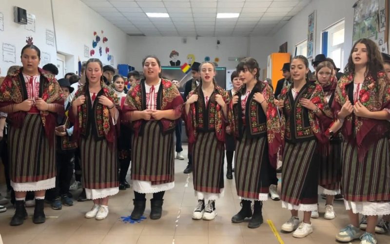Eleve în costume populare la o activitate în clasă