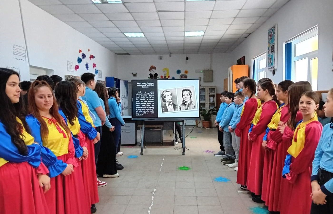 Elevi cu tricolorul în holul școlii