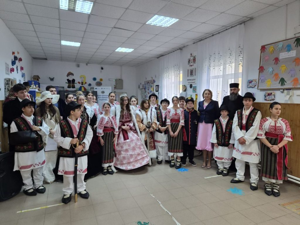 Elevi în port popular la Cercul pedagogic al directorilor