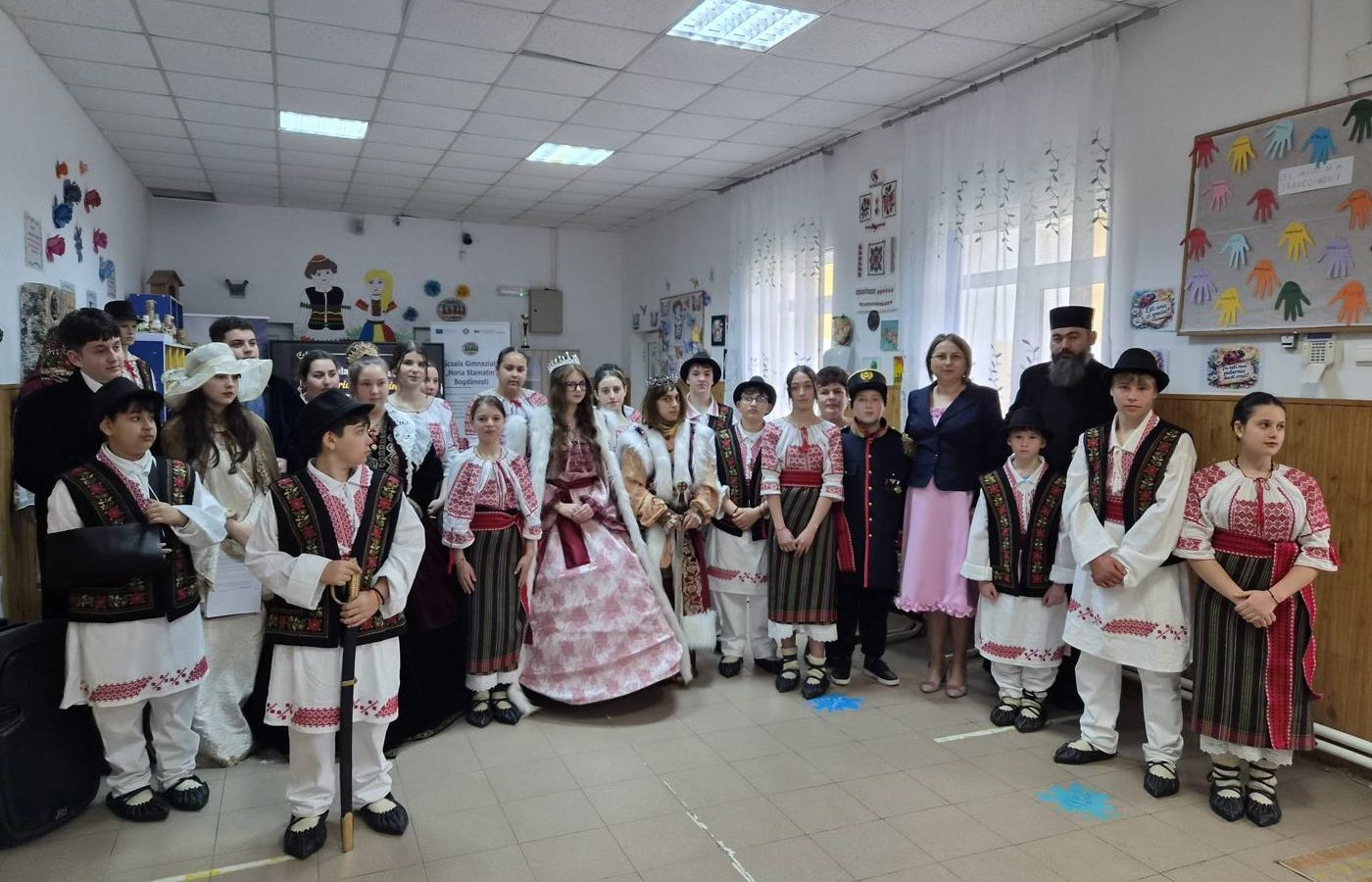 Elevi în port popular la Cercul pedagogic al directorilor