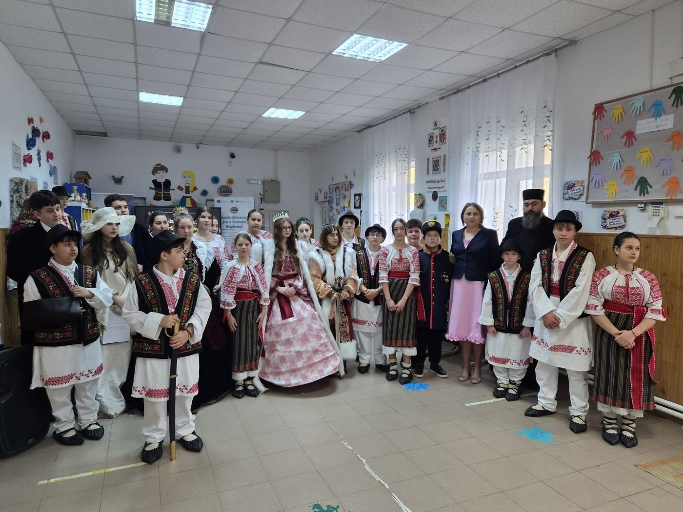 Elevi în port popular la Cercul pedagogic al directorilor
