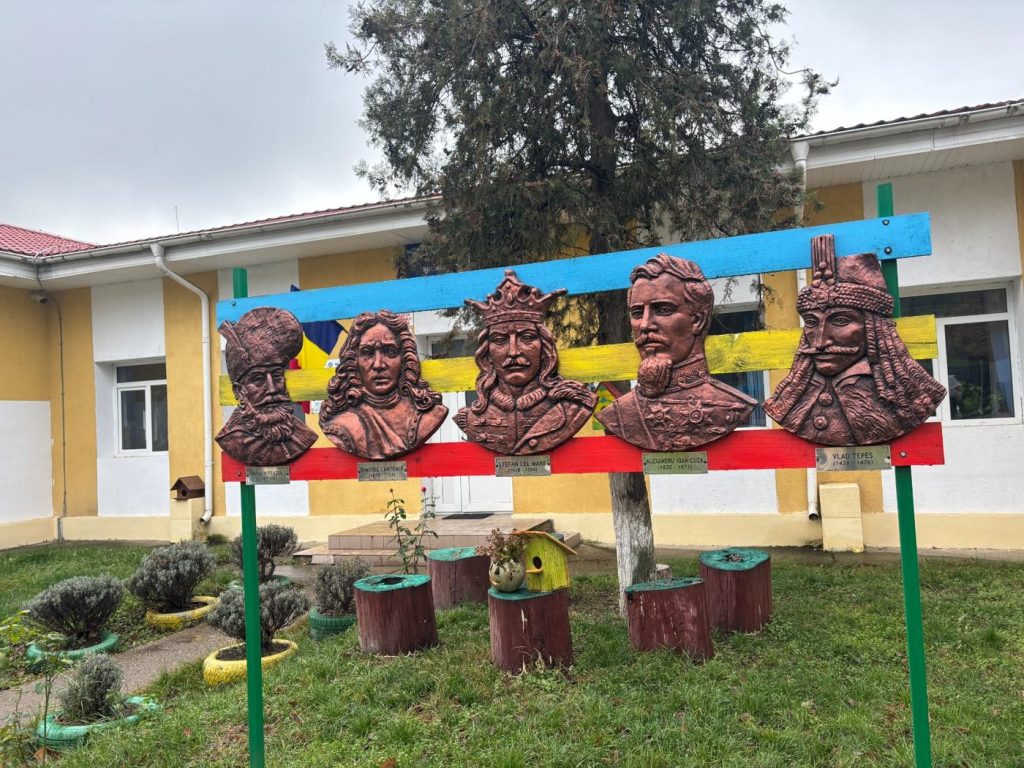 Curtea școlii cu basoreliefurile domnitorilor