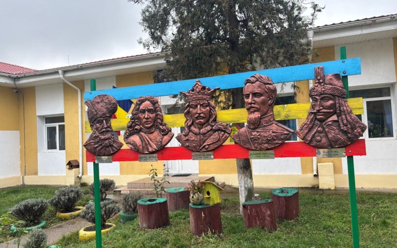 Curtea școlii cu basoreliefurile domnitorilor
