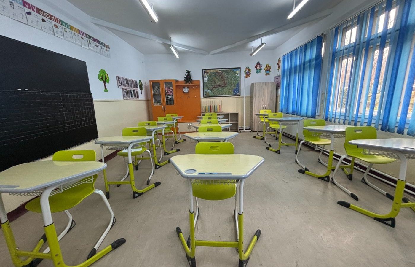 Sală de clasă luminoasă, cu mobilier nou și tablă interactivă
