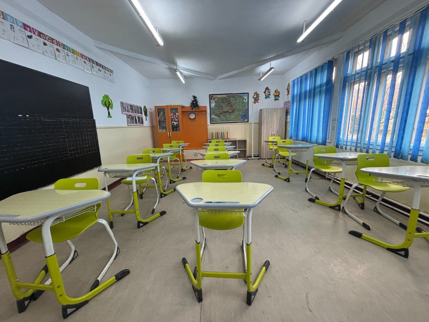 Sală de clasă luminoasă, cu mobilier nou și tablă interactivă