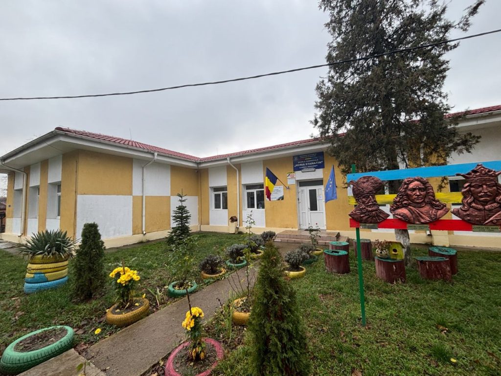 Clădirea școlii din Bogdănești, cu grădina din fața intrării