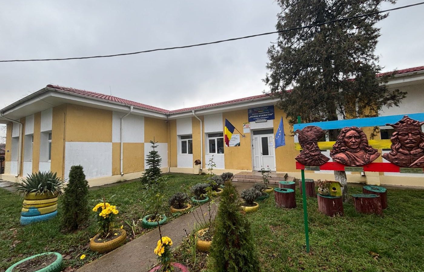 Clădirea școlii din Bogdănești, cu grădina din fața intrării