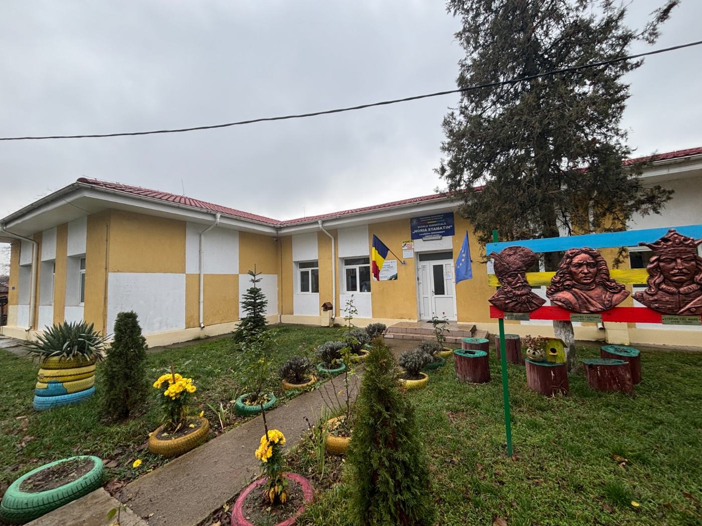 Clădirea școlii din Bogdănești, cu grădina din fața intrării