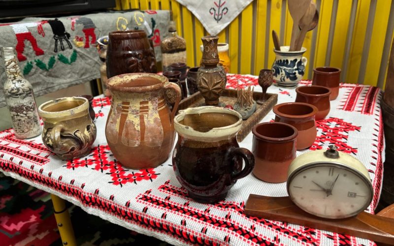 Vase de ceramică tradițională pe o față de masă țesută