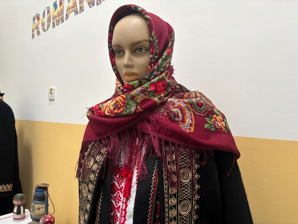Costum popular cu basma înflorată