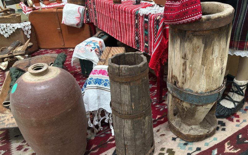 Putinei și ulcioare vechi din lemn și lut